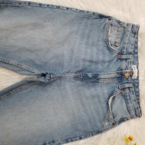 ZARA HI-RISE Distressed Jeans Color Light Blue Wash, SIZE 6.... - Picture 4 of 16